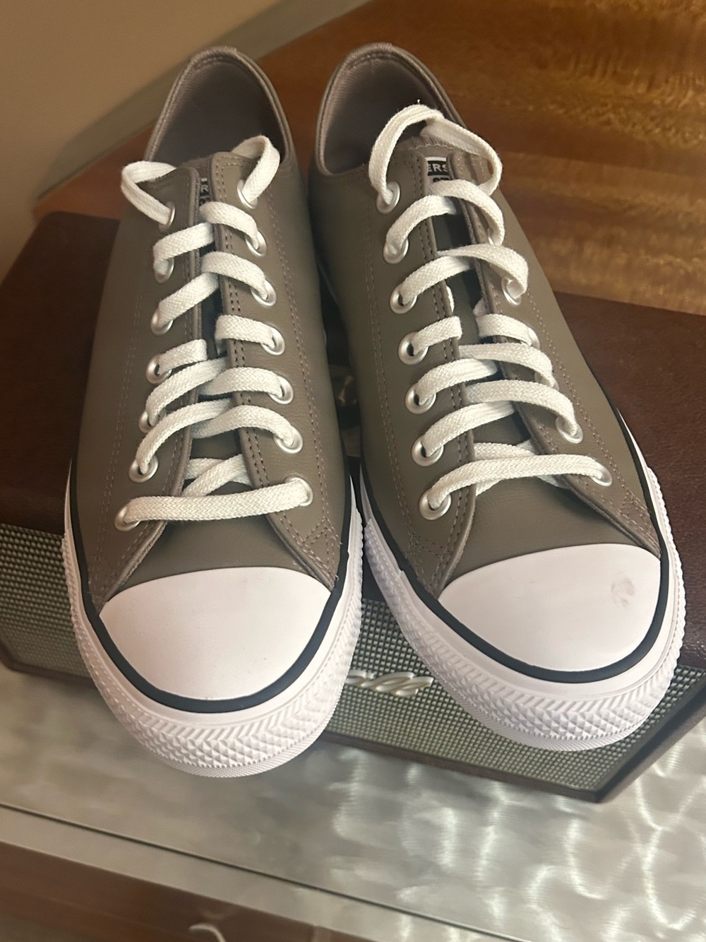 NEVER WORN Converse leather low-top Chucks